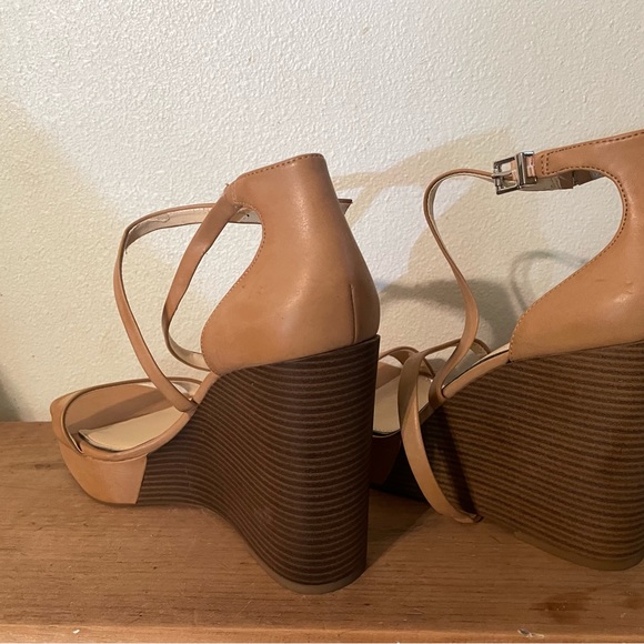 Jessica Simpson platform heels - Picture 3 of 4